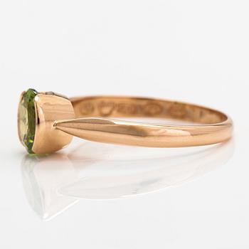 An 18K gold ring with a peridote. Kultatellisuus, Turku 1917.