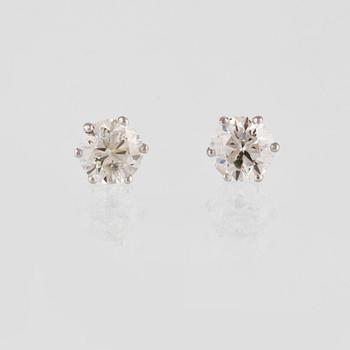 ÖRHÄNGEN, 18K vitguld med briljantslipade diamanter ca 2.05 ct. Vikt 2,2 gram.