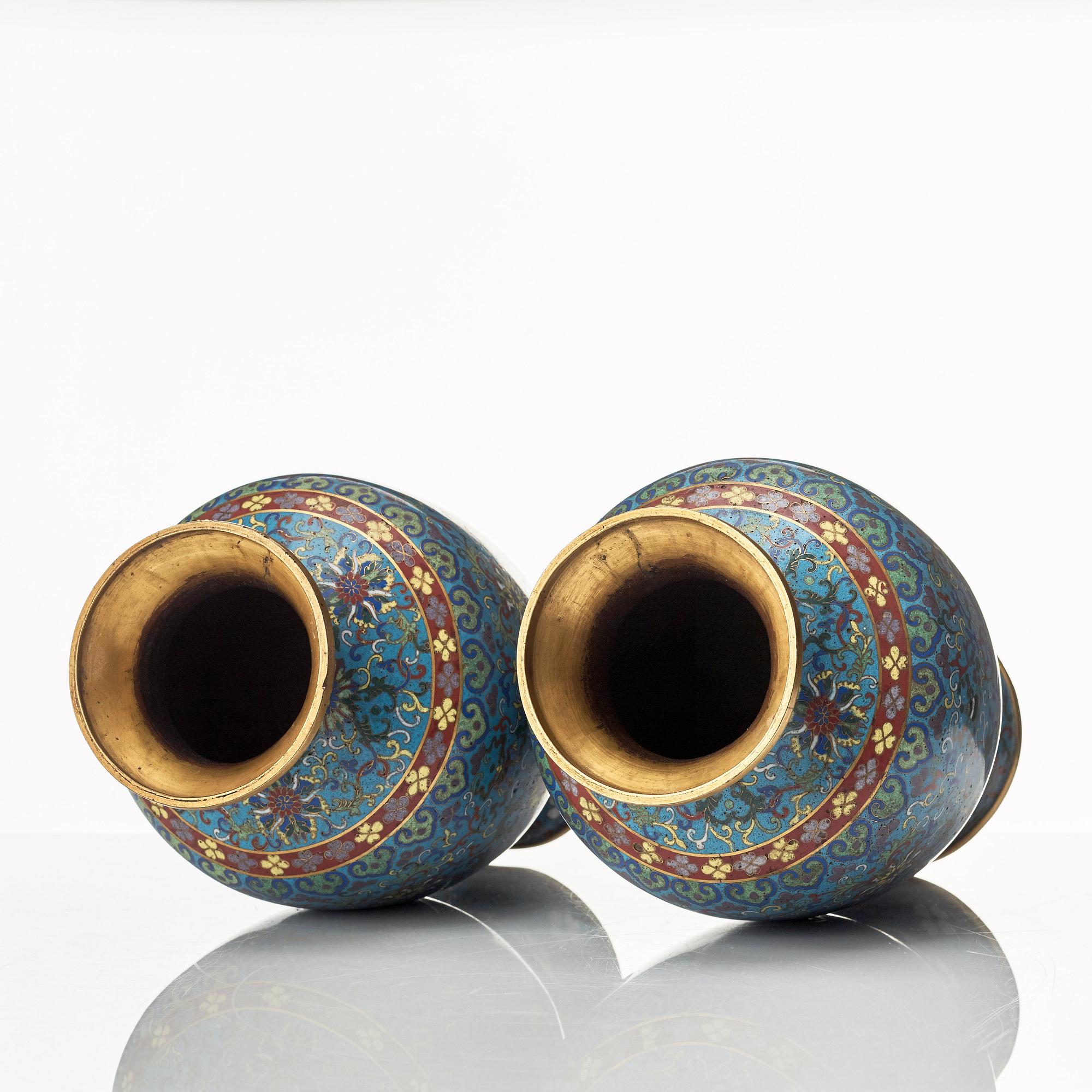 Urnor, ett par, cloisonné. Sen Qingdynasti.