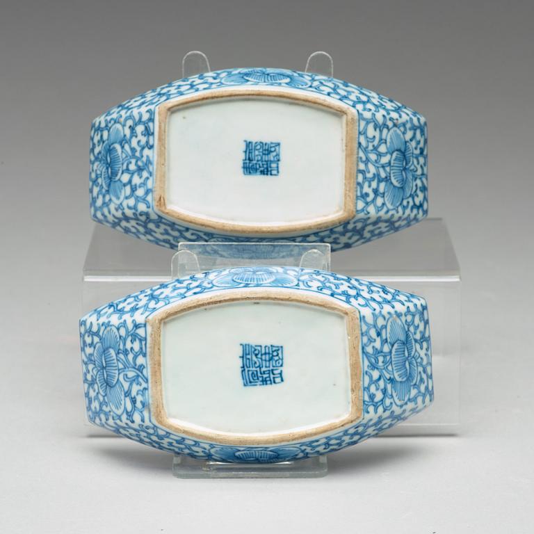A pair of blue and white teaboats, Qing dynasty, 19th Century.
