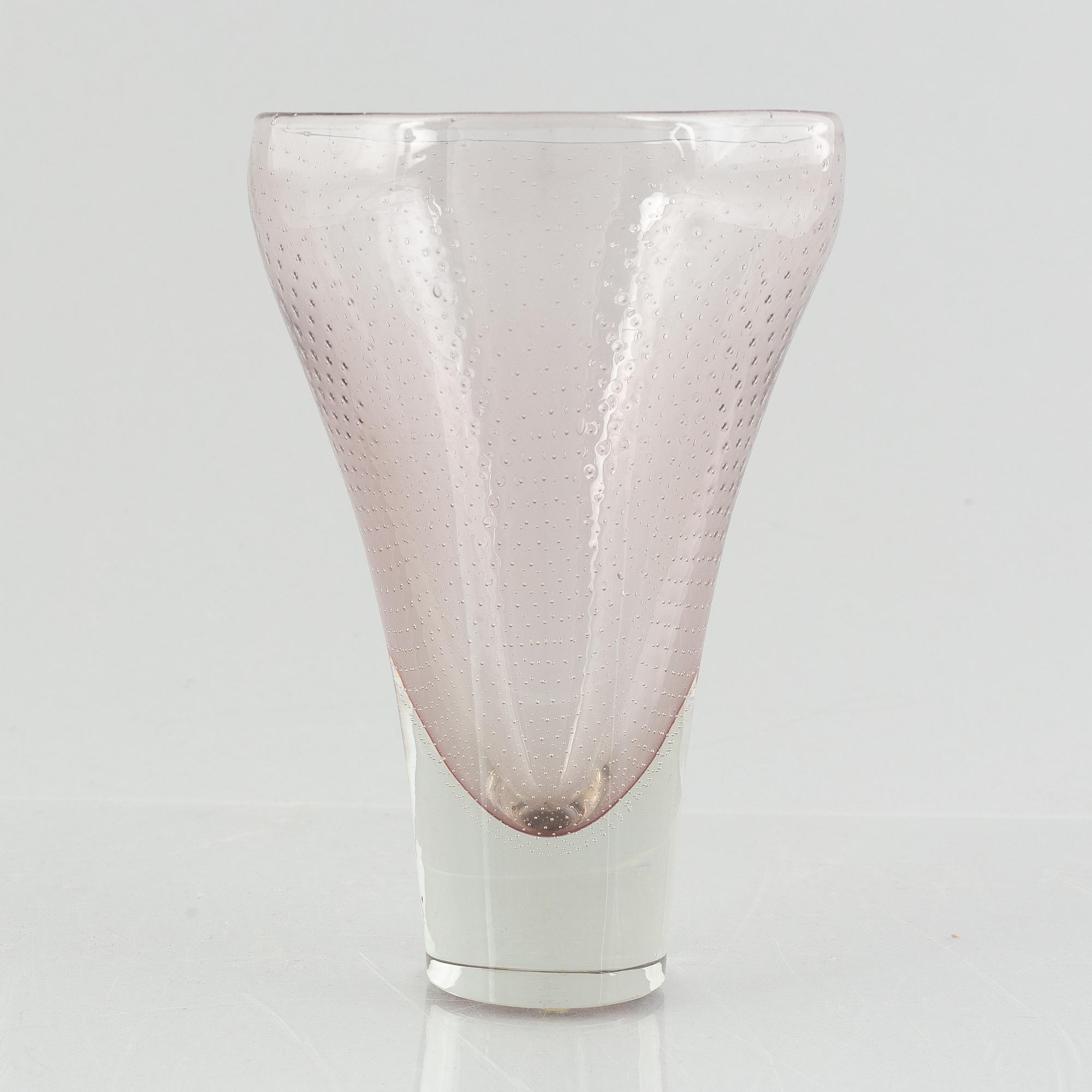Gunnel Nyman, a vase, Nuutajärvi Notsjö, Finland.