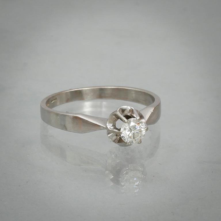 RING 18k vitguld med briljantslipad diamant tot ca 0,28 ct enligt gravyr. Vikt 3,2 g.