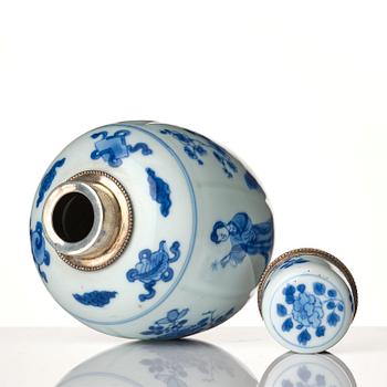 Tedosa med lock, porslin. Qingdynastin, Kangxi (1662-1722).