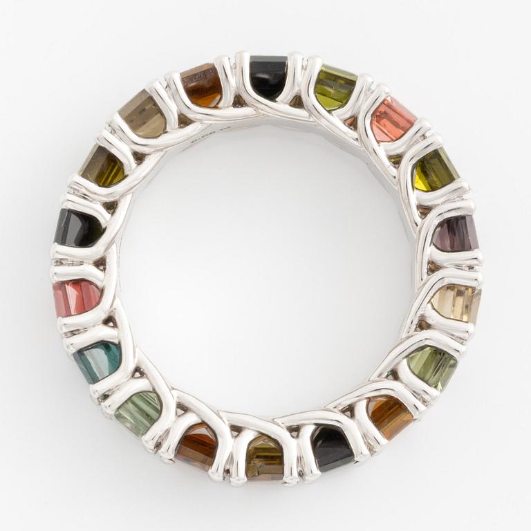 Ring med multifärgade turmaliner.