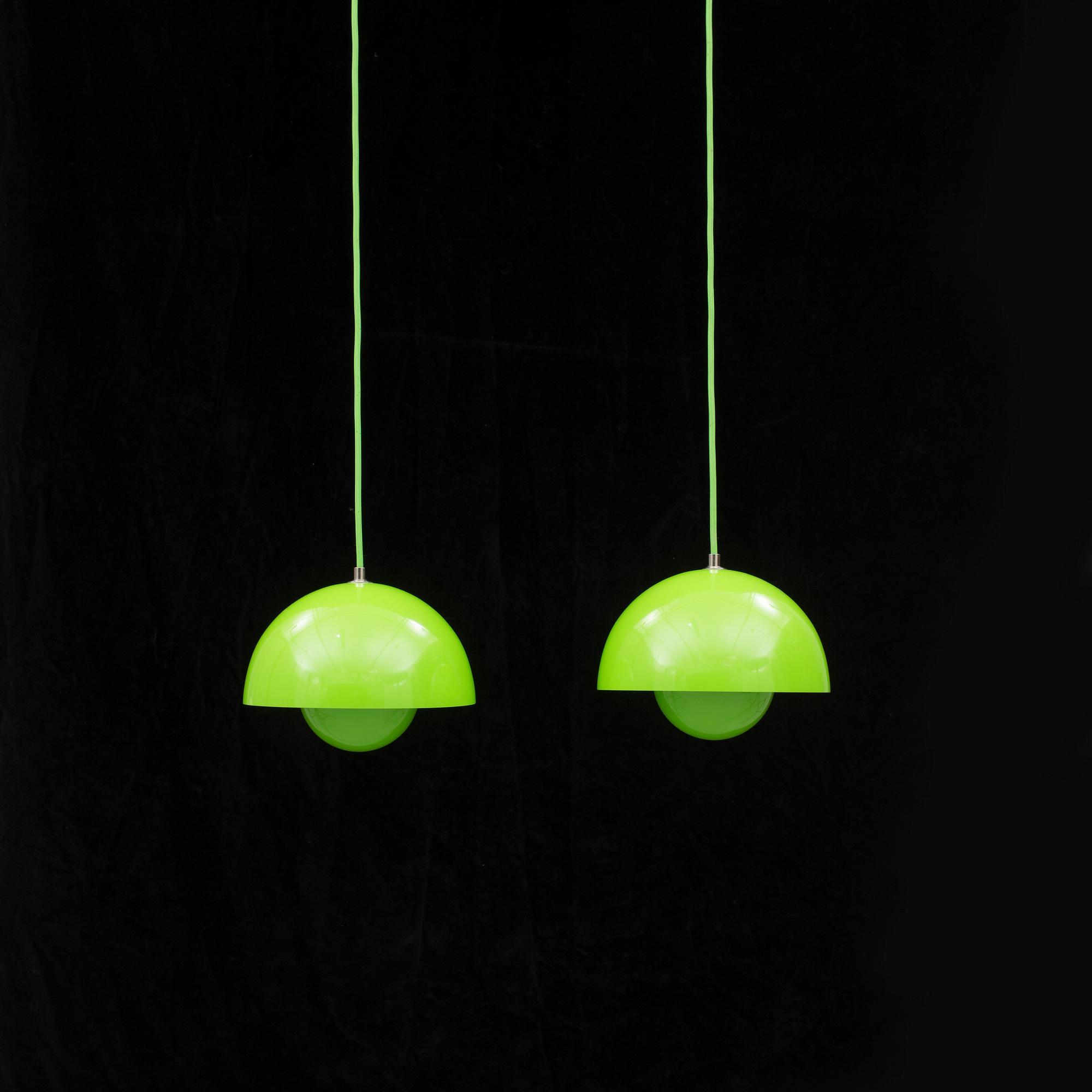 TAKLAMPOR, ett par "Flower Pot" Verner Panton. Modellen formgiven 1968.