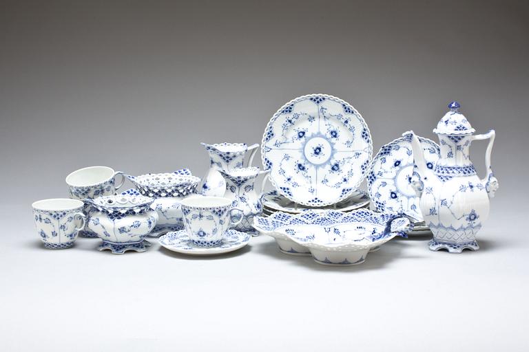 KAFFESERVIS, porslin, 14 delar.  "Musselmalet" Royal Copenhagen.