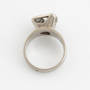 An 18K white gold ring set with diamonds.
