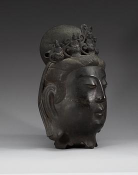 A large bronze head of Guanyin, Ming dynasty (1368-1644).
