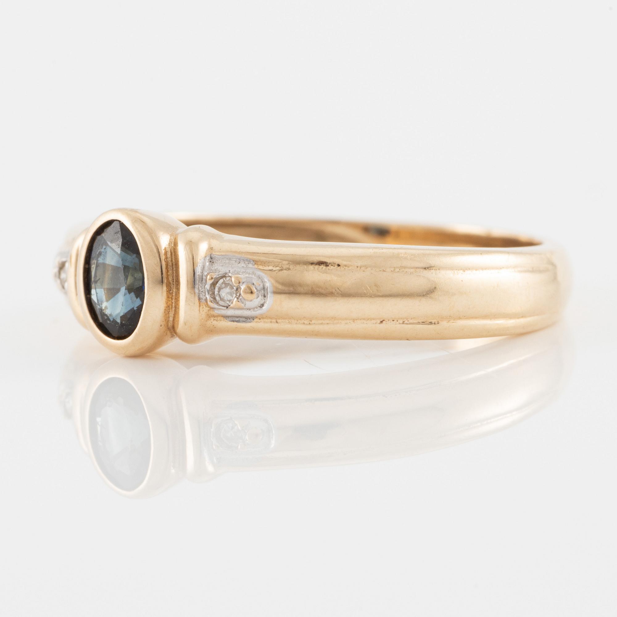 Ring, 14K gold with an oval-cut sapphire and brilliant-cut diamonds.