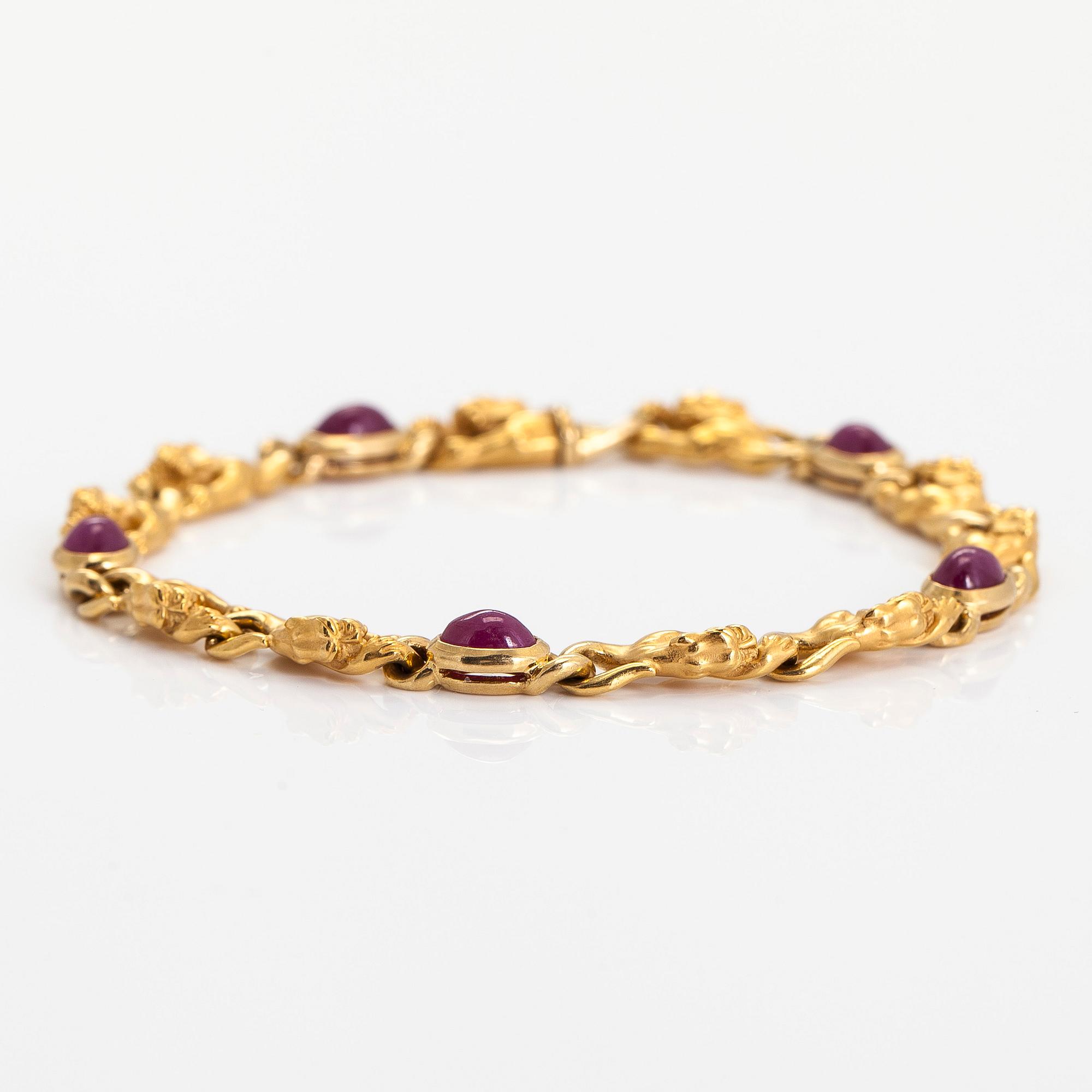 Carrera y Carrera, an 18K gold bracelet, in the shape of panthers with cabochon-cut rubies.