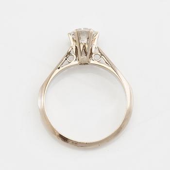 Solitaire ring in 18K white gold with a round brilliant-cut diamond.