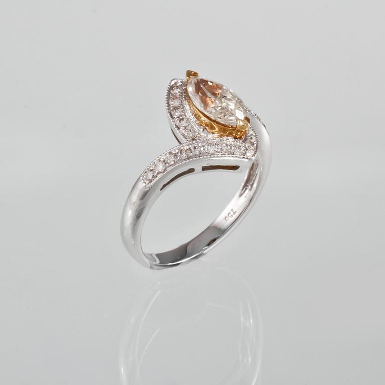 RING, 18K guld och vitguld med briljantslipade diamanter ca 0.33 ct samt navettslipad diamant ca 1.00 ct. Vikt 4,3 gram.