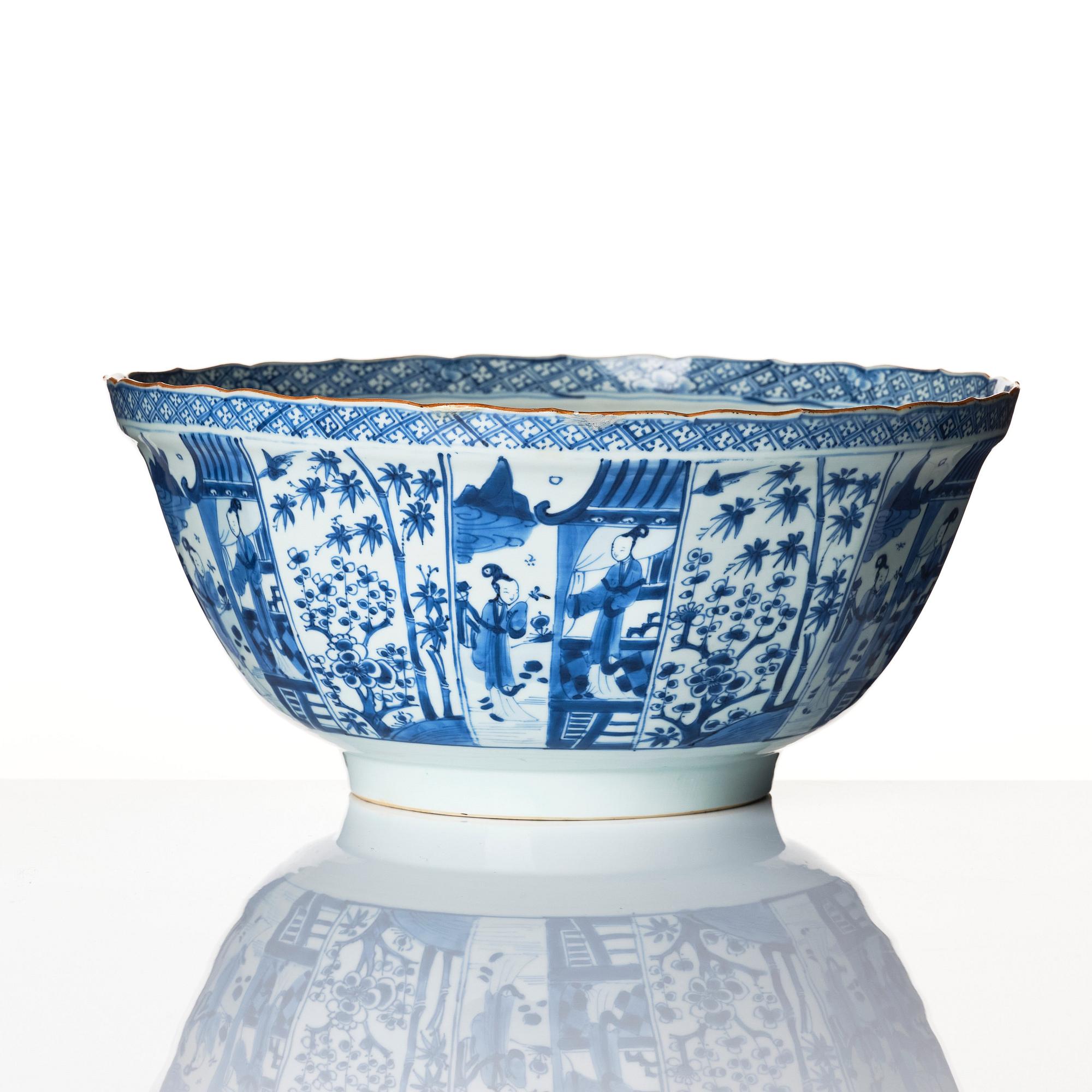 A large blue and white bowl, Qing dynasty, Kangxi (1662-1722).