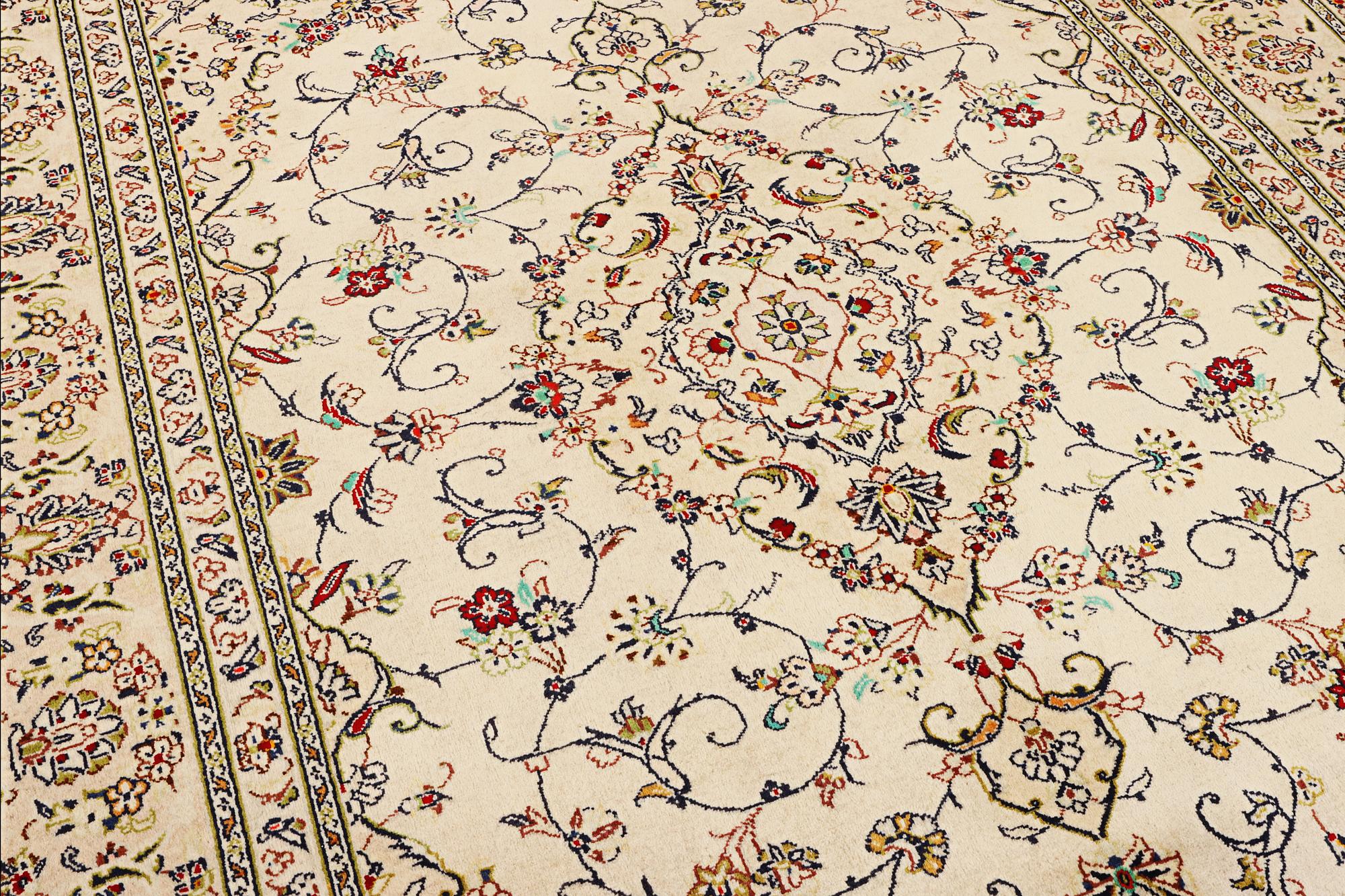 A Kashan carpet, a. 293 x 198 cm.