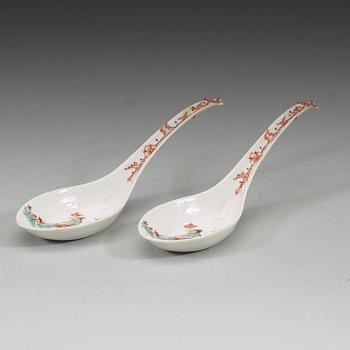 A pair of famille verte spoons, late Qing dynasty.