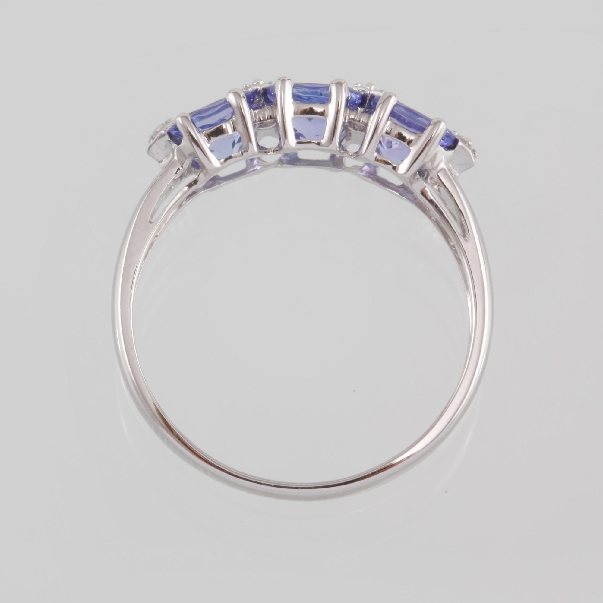 RING, 14K vitguld med 4 briljantslipade diamanter samt 6 fasettslipade tanzaniter. Vikt 2,4 gram.