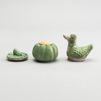 A green and yellow glazed water dropper, a box with cover and an extra cover. Ming dynasty (1368-1644).