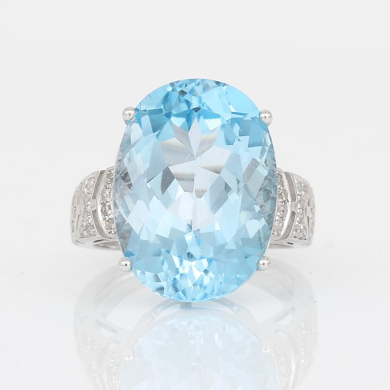 COCKTAILRING, 14K vitguld med ovalslipad blå topas, tot ca 15,82 ct, och åttkantslipade diamanter. Total vikt ca 6,39 g.