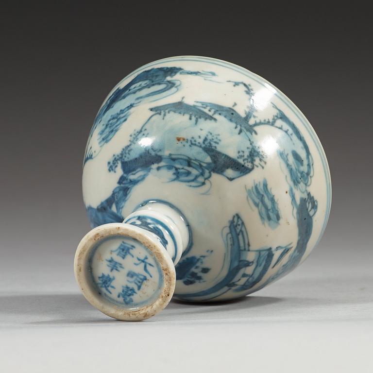 STEMCUP, porslin. Ming dynastin, med Wanli sex karaktärers märke och period (1572-1620).