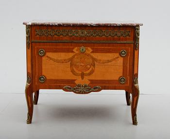 BYRÅ. gustaviansk stil, 1900-talets mitt.