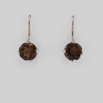 ÖRHÄNGEN, 18K vitguld med fasettslipad rökkvarts. Vikt 3,7 gram.