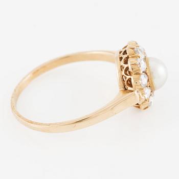 Ring in 18K gold with a cultured half-pearl and rose-cut diamonds and white stones.