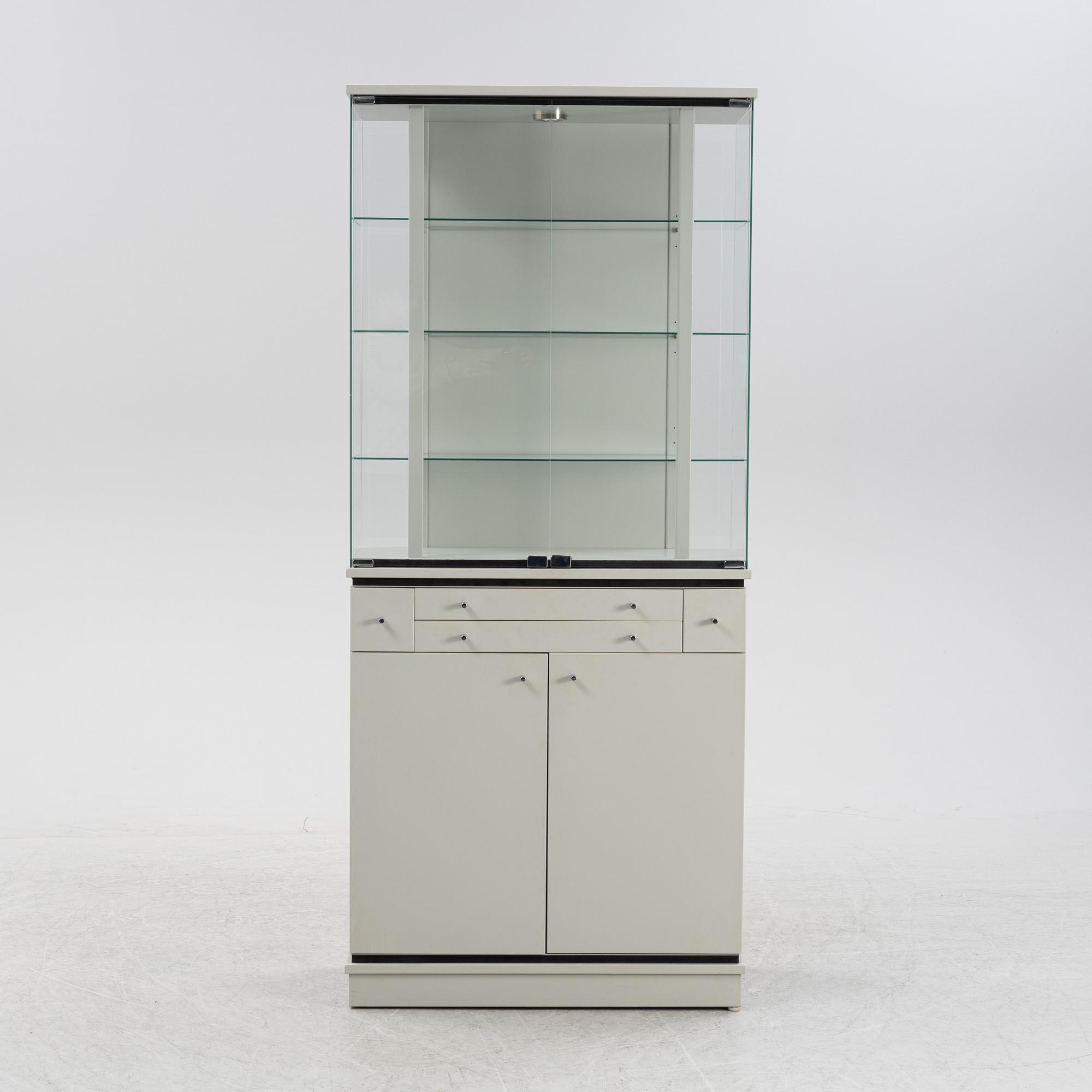 Johan Hellström, vitrinskåp, Effect, Dux, 1900-talets slut.