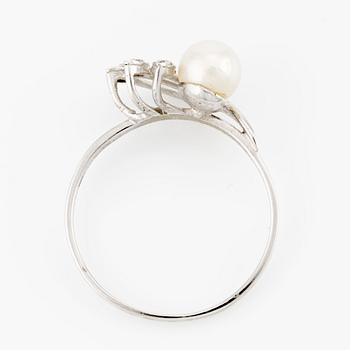 Ring in 18K white gold with a pearl and small eight-cut diamonds.