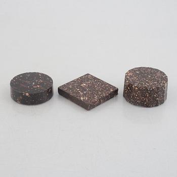 Two porhyry salts and one specimen, Älvdalen, Sweden, 19th century.