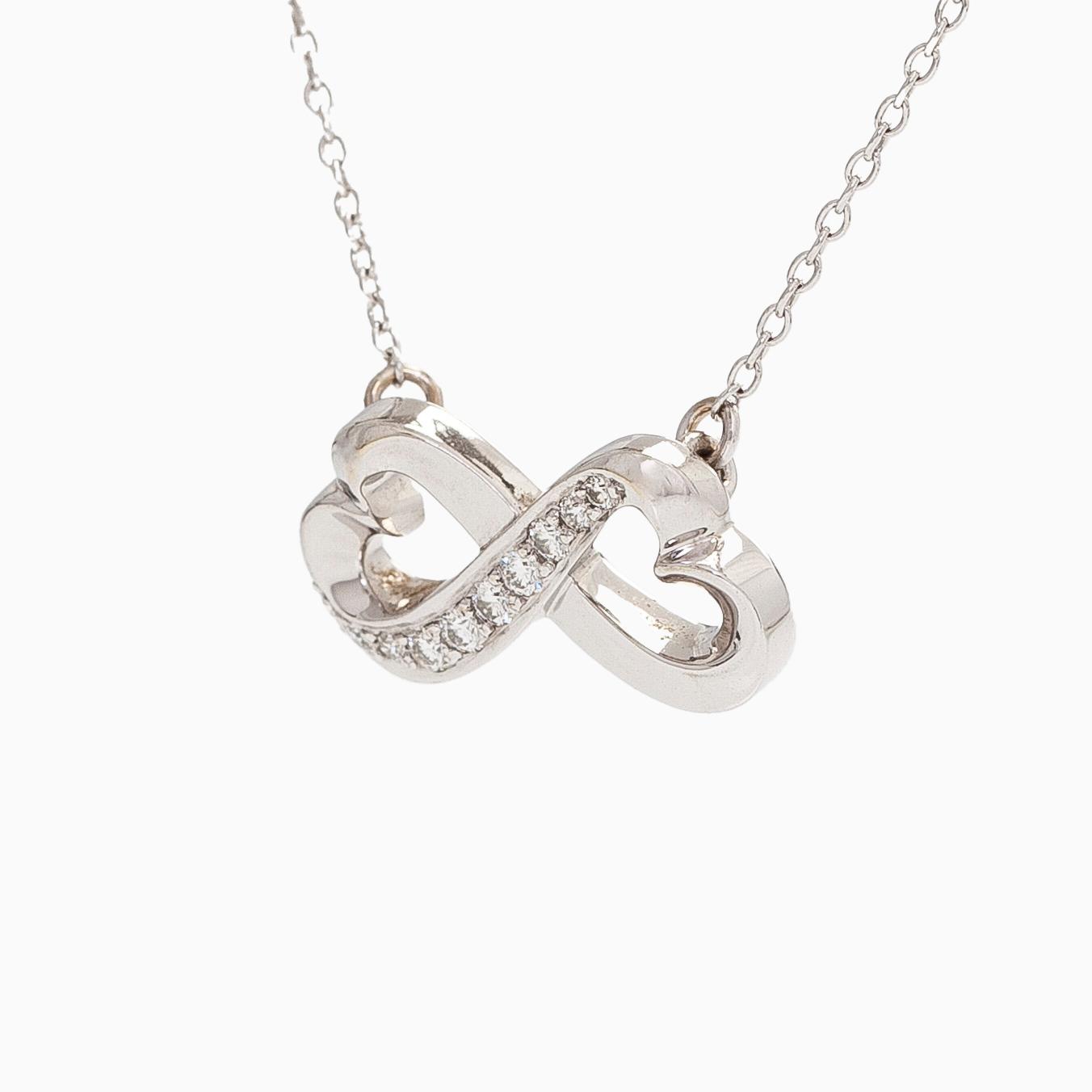 Tiffany & Co, Paloma Picasso, kaulakoru, "Double Loving Heart", 18K valkokultaa ja briljanttihiottuja timantteja.