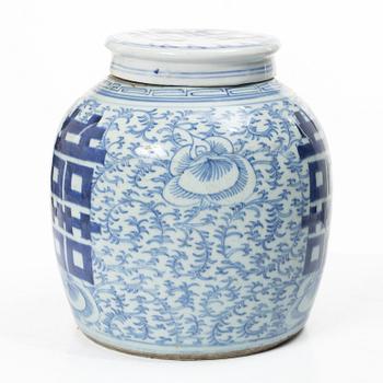 A Chinese blue and white porcelain jar with cover, late Qing dynasty.