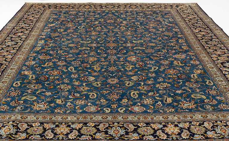 A signed Kashan carpet, ca 402 x 299 cm.