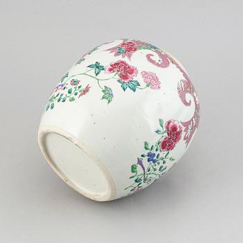 A famille rose jar, Qing dynasty, 18th Century.