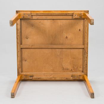 Alvar Aalto, a mid-20th century '85' table and four '60' stools for O.Y. Huonekalu-ja Rakennustyötehdas A.B.