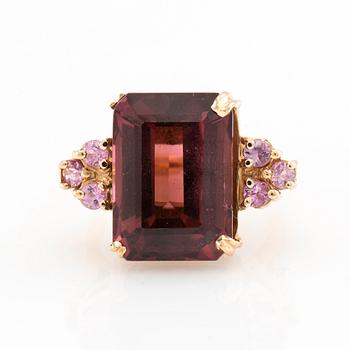 Ring/Cocktail ring in 14K gold with a purple/red step-cut tourmaline and pink faceted sapphires.