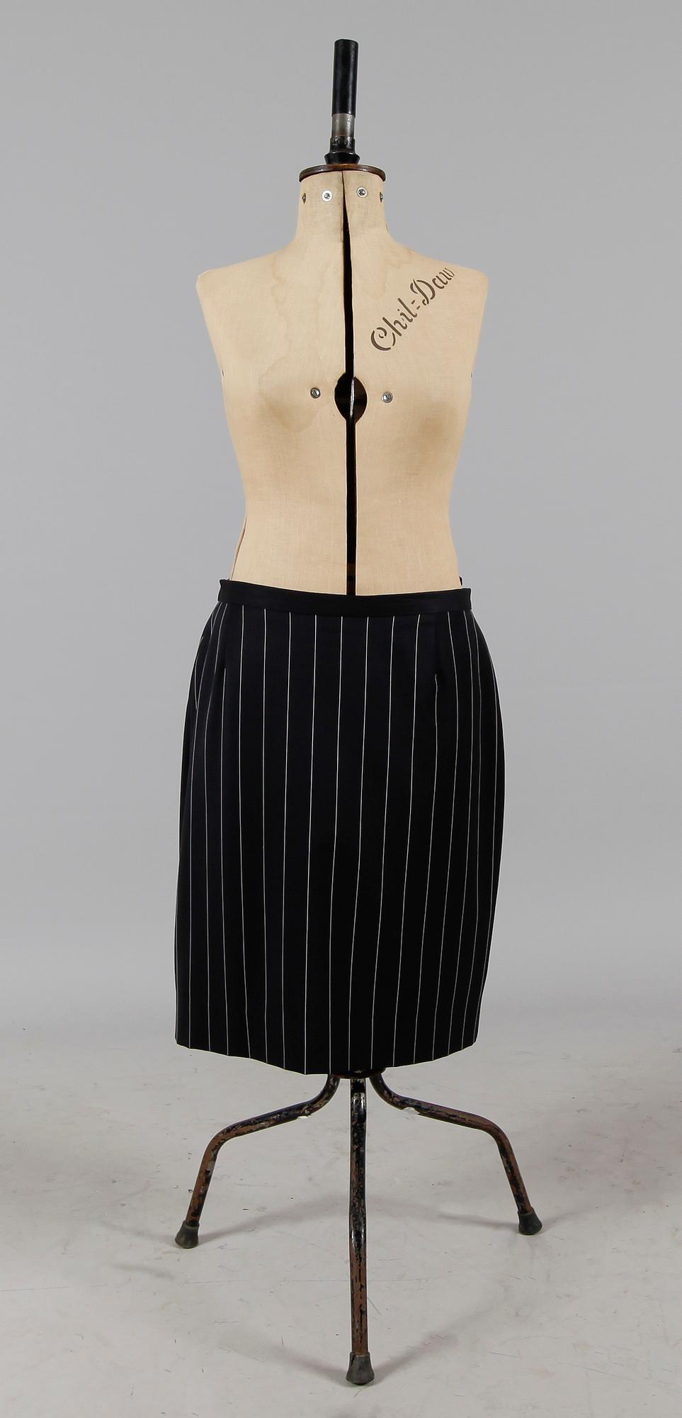 KJOLAR, 3 st, Escada by Margaretha Ley.