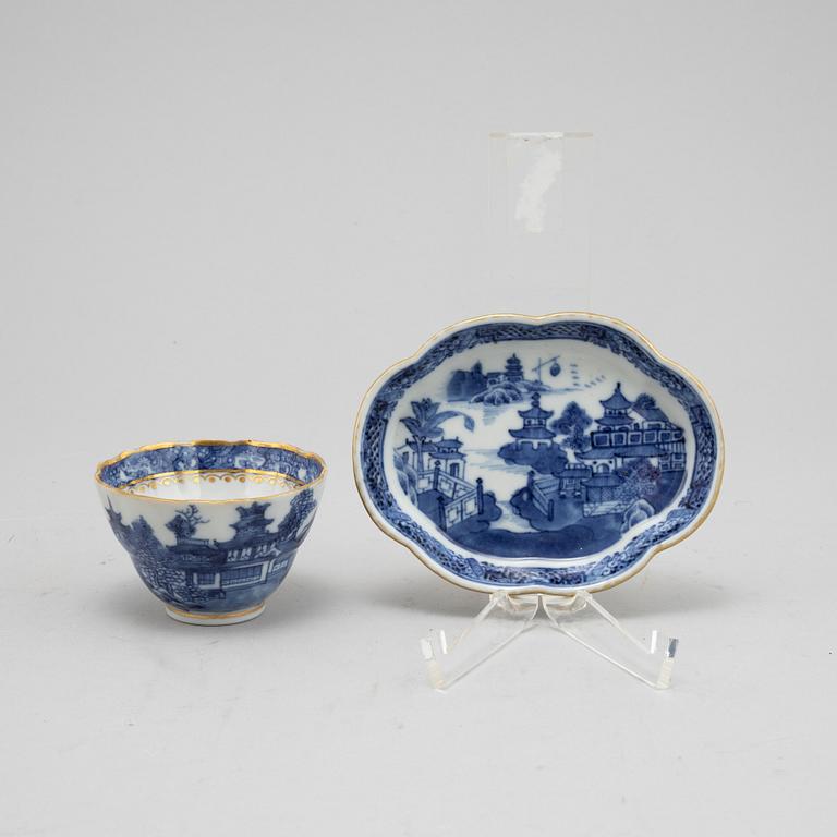 A Chinese porcelain cup with saucer, Qing dynasty, late 18th century.