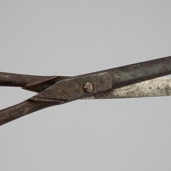 AN 18TH CENTURY CAST IRON PAIR OF SCISSORS.