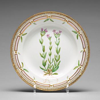 323. A set of 12 large Royal Copenhagen 'Flora Dancia' dinner plates, Denmark, 20th Century.