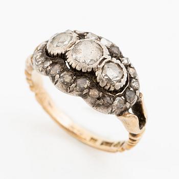 Ring 18K gold and silver with rose-cut diamonds.