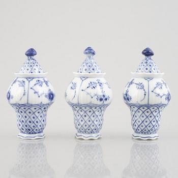 A 'Blue Fluted' / 'Musselmalet rifflet' porcelain cruet set, Royal Copenhagen, model 62, 1893-1923.