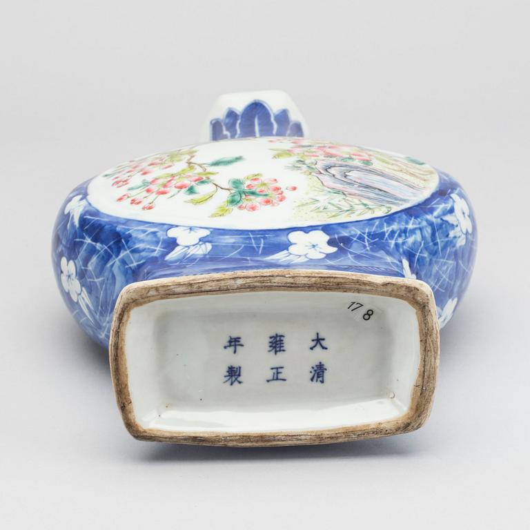 A CHINESE PORCELAIN MOON FLASK 20TH CENTURY.