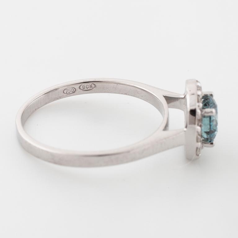 RING, med behandlad blå diamant ca 0.70 ct samt briljantslipade diamanter totalt ca 0.15 ct.