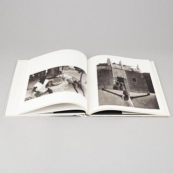 Tiofoto, 2 böcker samt 4 kataloger, några med dedikation.