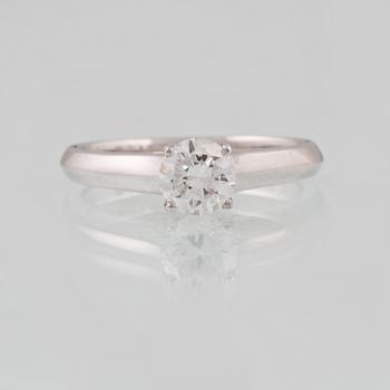 RING, 18K vitguld med briljantslipad diamant ca 0.80 ct. Vikt 3,7 gram.