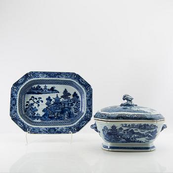 Tureen with lid and platter China Qianlong (1736-95) porcelain.