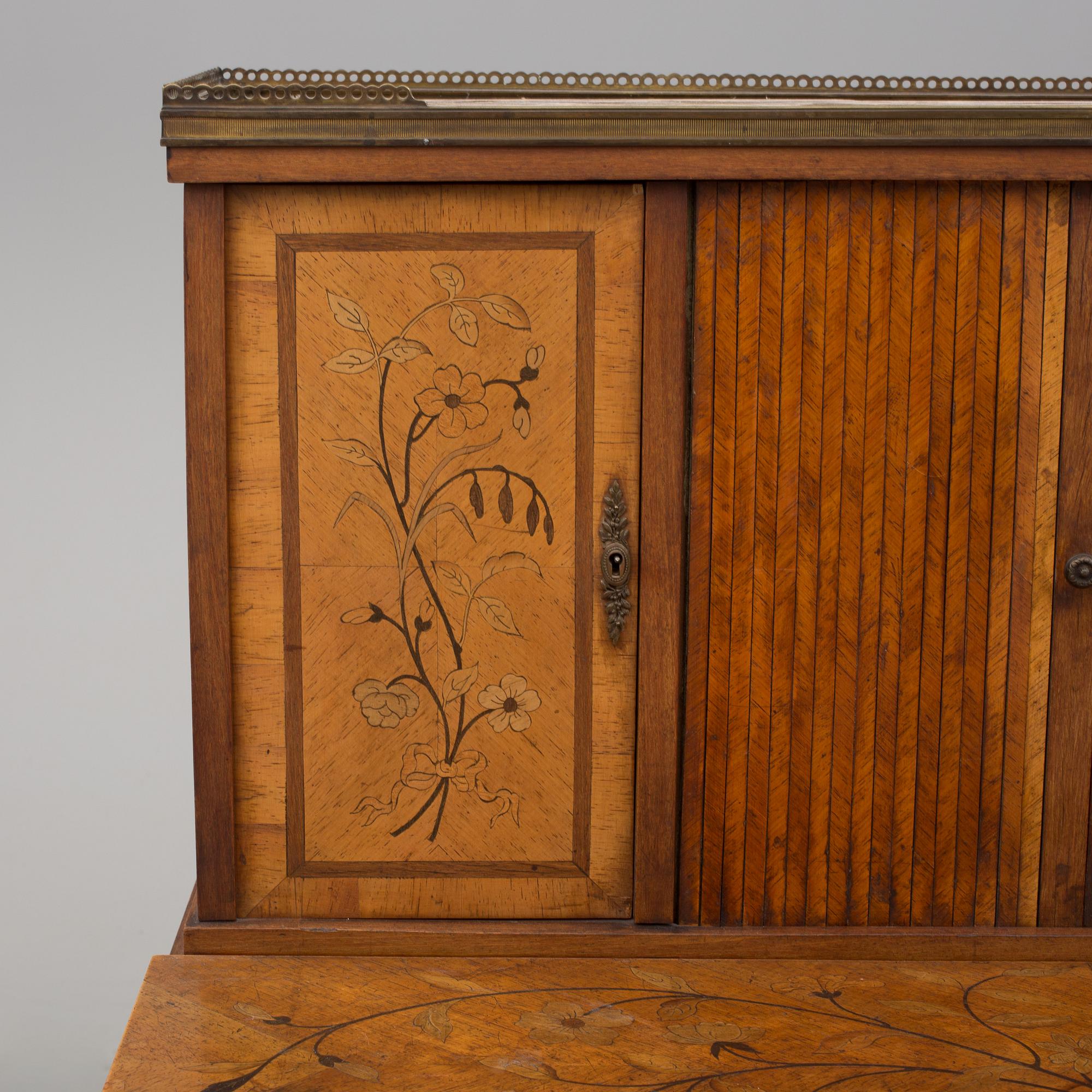 DAMSKRIVBORD MED UPPSATS, gustaviansk stil, 1900-talets första hälft.