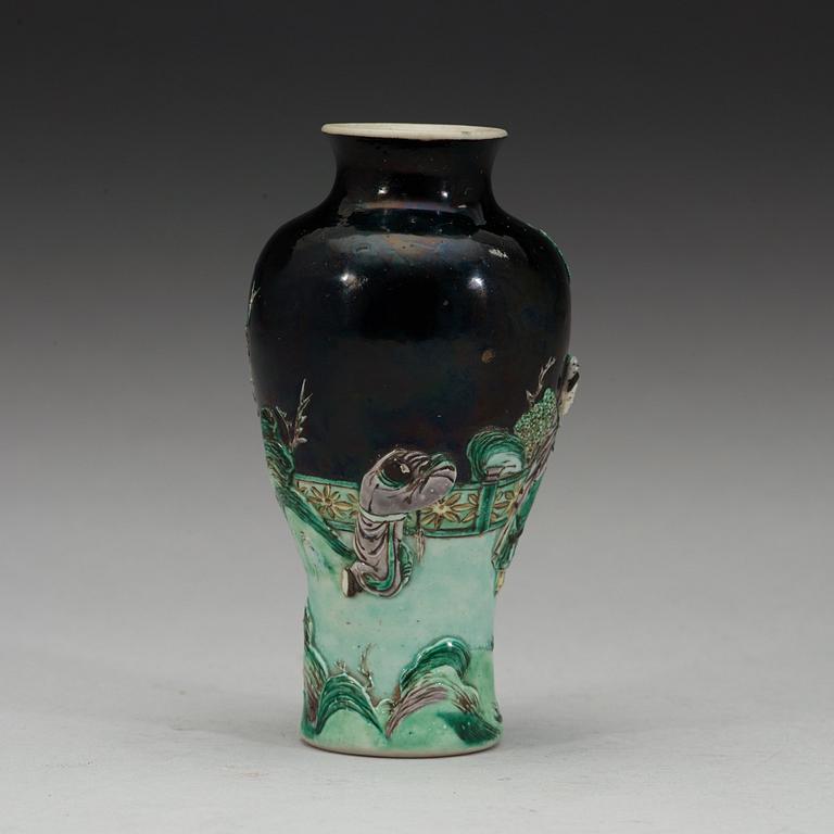 A famille noire base, Qing dynasty, 19th Century.