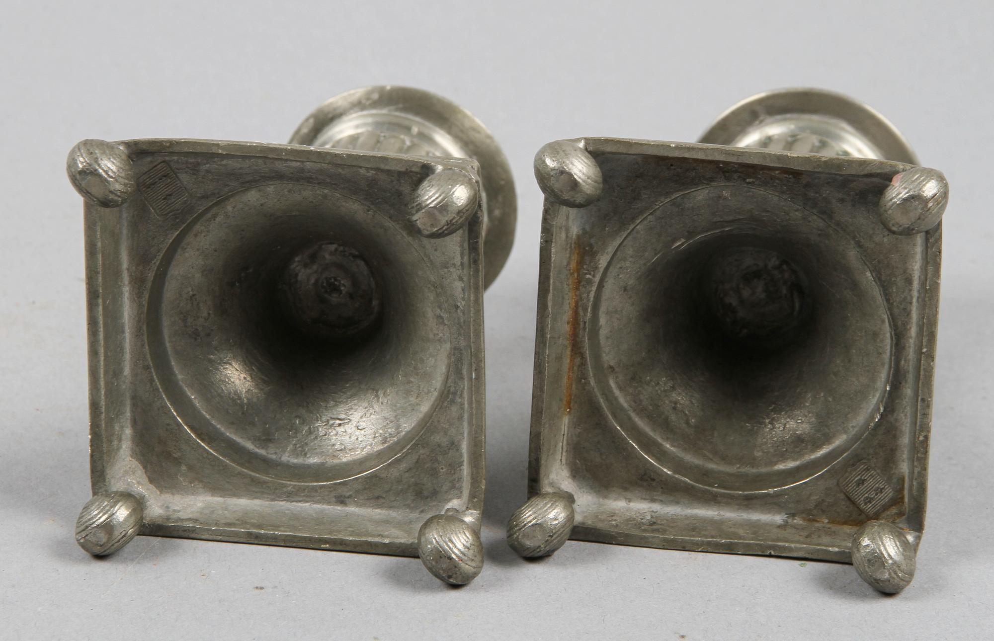 LJUSSTAKAR, ett par, tenn, gustaviansk stil, 1800-tal.