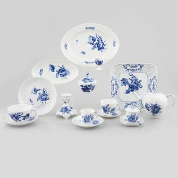Royal Copenhagen, servisdelar, 60 delar, porslin, "Blå blomst", Danmark.